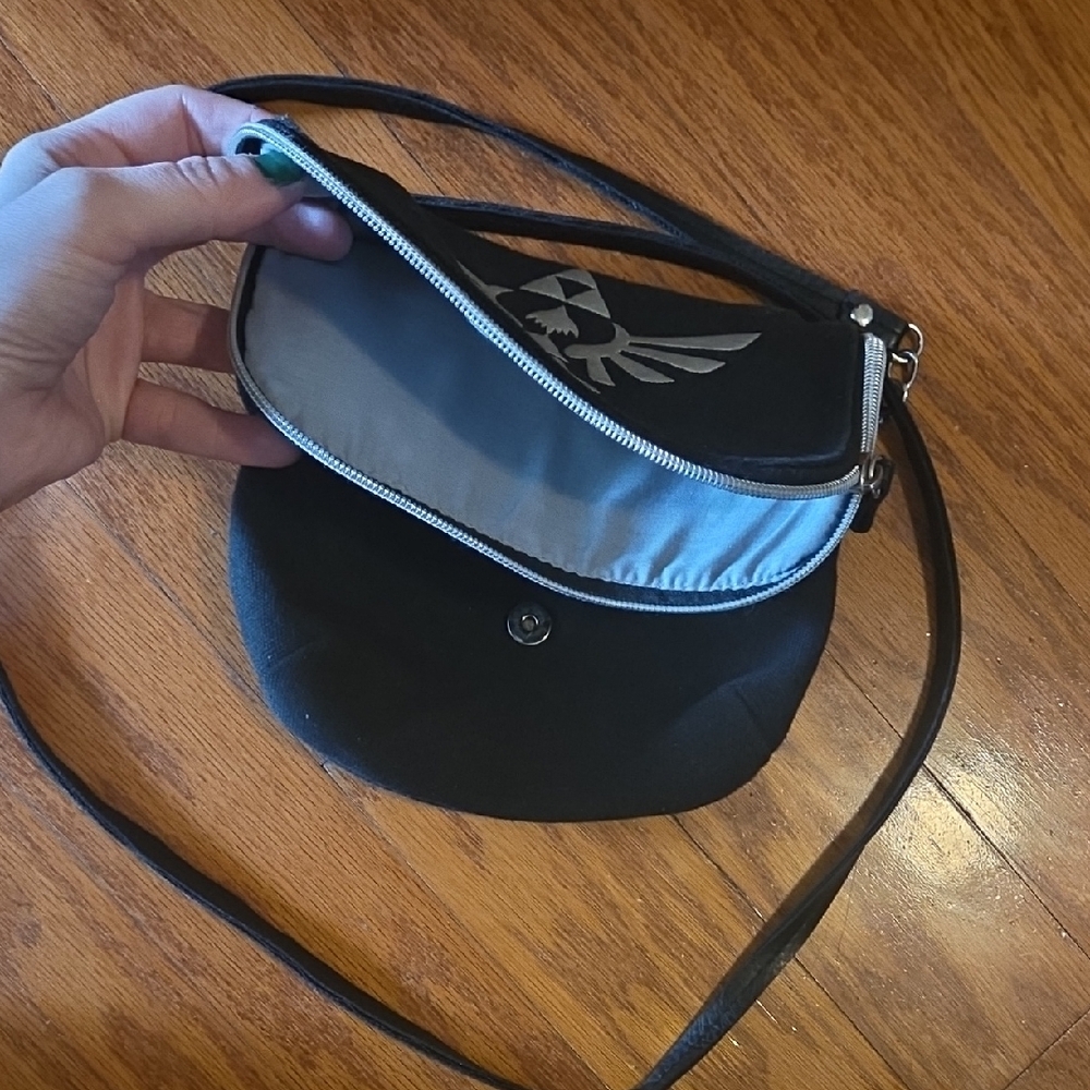 Legend Of Zelda black Crossbody Bag with Silver Triforce Crest - Picture 2 of 4